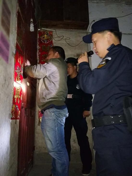 坡妹镇粗心妈妈误将幼女锁家中 