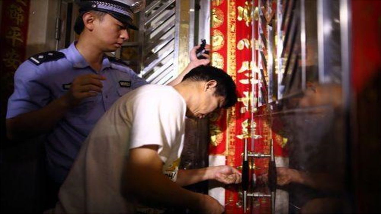 坡妹镇请开锁师傅开了锁后，师傅